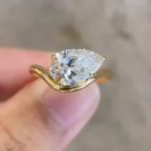 18K Yellow Gold Teardrop Diamond Ring for Women