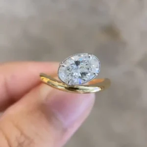 18K Yellow Gold Oval Diamond Ring for Women