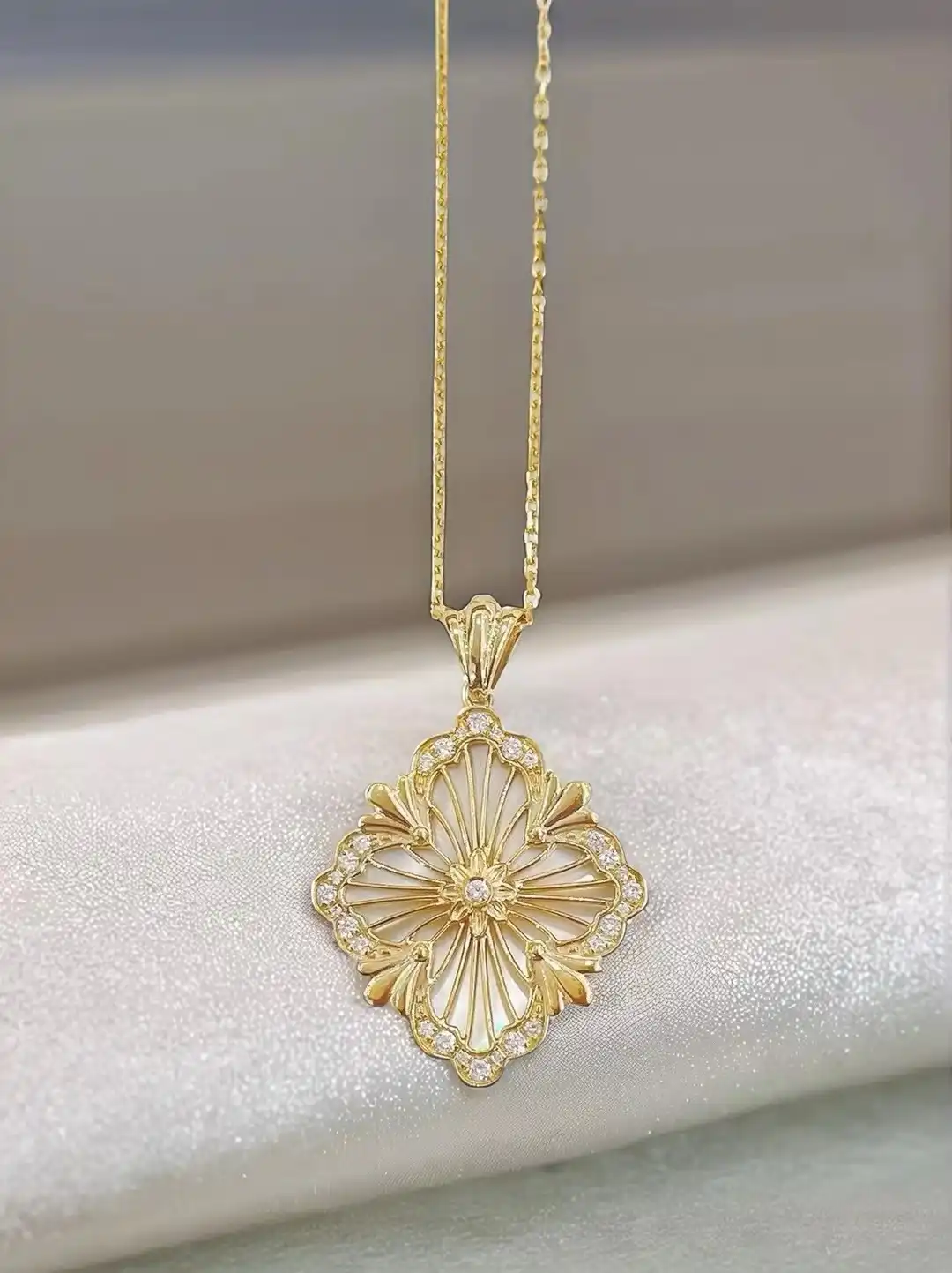 18K Cultured Round Diamond White Pearl Vintage-Inspired Luxury Necklace