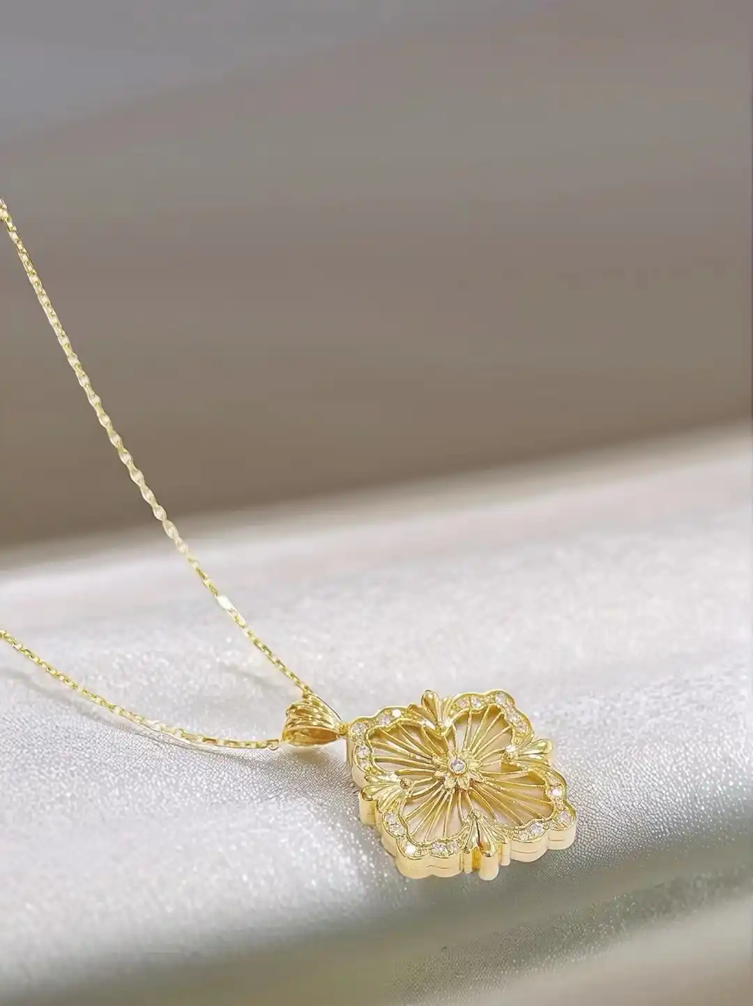 18K Cultured Round Diamond White Pearl Vintage-Inspired Luxury Necklace - Image 3